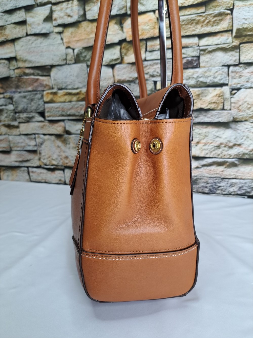 COACH 'HAMPTONS' CARRYALL TURNLOCK SATCHEL GLOVE-TANNED LEATHER, w/DUST BAG - Picture 4 of 16